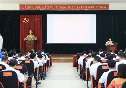 Ngày 12-6, tại Trường đào tạo cán bộ Lê Hồng Phong, Thành ủy Hà Nội tổ chức khai giảng lớp bồi dưỡng cán bộ quy hoạch nguồn chức danh bí thư, phó bí thư quận, huyện, thị ủy và đảng ủy trực thuộc Thành ủy Hà Nội nhiệm kỳ 2025-2030. Ủy viên Trung ương Đảng, Phó Bí thư Thường trực Thành uỷ Nguyễn Thị Tuyến dự và phát biểu chỉ đạo tại lễ khai giảng.