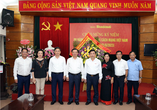 Chiều 13-6, nhân kỷ niệm 98 năm Ngày Báo chí cách mạng Việt Nam (21/6/1925-21/6/2023), đồng chí Đinh Tiến Dũng, Ủy viên Bộ Chính trị, Bí thư Thành ủy, Trưởng đoàn đại biểu Quốc hội thành phố Hà Nội đã đến thăm, chúc mừng Thông tân xã Việt Nam và Báo Hànộimới.