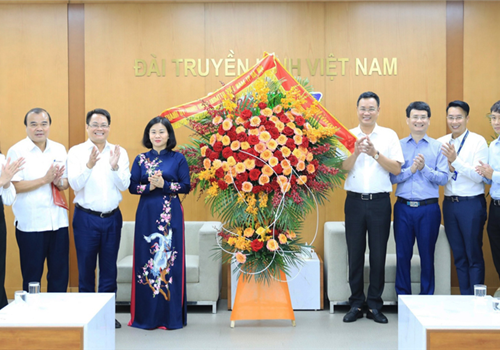 Sáng 16-6, Ủy viên Trung ương Đảng, Phó Bí thư Thường trực Thành ủy Hà Nội Nguyễn Thị Tuyến đã đến thăm, chúc mừng Đài Truyền hình Việt Nam, Báo Nhân Dân và Hội Nhà báo Việt Nam nhân kỷ niệm 98 năm Ngày Báo chí cách mạng Việt Nam (21/6/1925-21/6/2023).