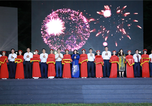 Tối 17-6, huyện Thạch Thất khai mạc triển lãm giới thiệu các sản phẩm làng nghề, sản phẩm OCOP, sinh vật cảnh năm 2023; chào mừng kỷ niệm 15 năm mở rộng địa giới hành chính Thủ đô Hà Nội.
