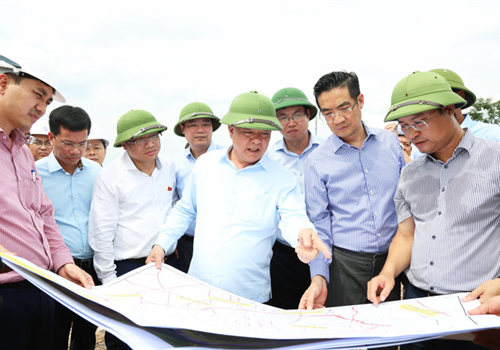 Chiều 20-6, đồng chí Đinh Tiến Dũng, Ủy viên Bộ Chính trị, Bí thư Thành ủy, Trưởng đoàn đại biểu Quốc hội thành phố Hà Nội, Trưởng ban Chỉ đạo thực hiện Dự án đầu tư xây dựng đường Vành đai 4 - Vùng Thủ đô Hà Nội đã đi kiểm tra công tác chuẩn bị khởi công Dự án vào ngày 25-6 tới.