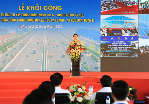Phát biểu tại Lễ khởi công, Thủ tướng Chính phủ Phạm Minh Chính nhấn mạnh, phát triển hạ tầng giao thông được xác định là 1 trong 3 đột phá chiến lược. Và 2 dự án được khởi công ngày hôm nay sẽ góp phần hiện thực hóa mục tiêu đến năm 2025 có trên 3000km đường cao tốc và đến năm 2030, cả nước xây dựng 5.000km đường cao tốc phục vụ sự nghiệp xây dựng và phát triển đất nước. Nhất trí cao với các báo cáo tại lễ khởi công hai dự án, Thủ tướng Chính phủ ghi nhận, biểu dương và đánh giá cao nỗ lực vượt bậc của các địa phương trong triển khai thủ tục chuẩn bị đầu tư, giải phóng mặt bằng để nhanh chóng có đủ điều kiện khởi công hôm nay.

