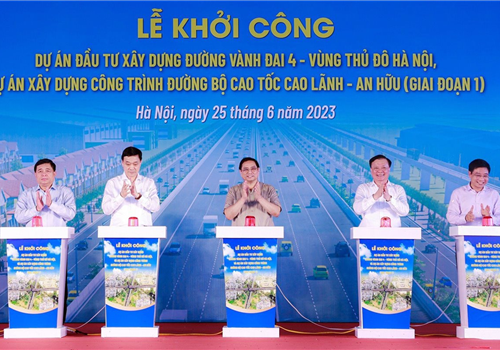 Đúng 8 giờ ngày 25-6-2023, Lễ khởi công Dự án đầu tư xây dựng đường Vành đai 4 - Vùng Thủ đô Hà Nội đã đồng loạt diễn ra tại 4 điểm trên địa bàn Thành phố; hai điểm tại tỉnh Hưng Yên và tỉnh Bắc Ninh, cùng lúc với Dự án xây dựng công trình đường bộ cao tốc Cao Lãnh - An Hữu giai đoạn 1. Đây là hai dự án công trình giao thông trọng điểm quốc gia được khởi công cùng giờ, cùng ngày và cùng hướng đến mục tiêu đưa vào vận hành vào năm 2027. Dự lễ khởi công dự án đường Vành đai 4 - Vùng Thủ đô có Ủy viên Bộ Chính trị, Thủ tướng Chính phủ Phạm Minh Chính.