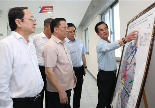 Chiều 29-6, tại Khu công nghệ cao Hòa Lạc, Ủy viên Bộ Chính trị, Bí thư Thành ủy, Trưởng đoàn đại biểu Quốc hội thành phố Hà Nội Đinh Tiến Dũng, Ủy viên Trung ương Đảng, Bộ trưởng Bộ Khoa học và Công nghệ Huỳnh Thành Đạt đã đi khảo sát và làm việc nhằm thúc đẩy việc bàn giao Khu công nghệ cao cho thành phố Hà Nội.