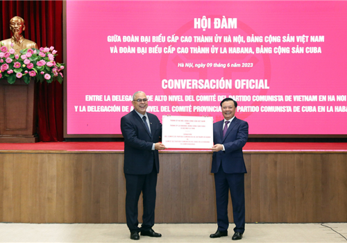 Sáng 9-6, tại Hội trường Thành ủy Hà Nội, Đoàn đại biểu cấp cao Thành ủy Hà Nội do Ủy viên Bộ Chính trị, Bí thư Thành ủy Hà Nội Đinh Tiến Dũng làm Trưởng đoàn đã có cuộc hội đàm với Đoàn đại biểu cấp cao Thành ủy La Habana do đồng chí Luis Antonio Torres Iríbar, Bí thư thứ nhất Thành ủy La Habana làm Trưởng đoàn.

