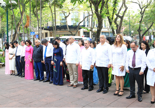 Chiều 9-6, trong khuôn khổ chuyến thăm tới Việt Nam, Đoàn đại biểu cấp cao Thành ủy La Habana do Bí thư thứ nhất Thành ủy La Habana Luis Antonio Torres Iríbar làm Trưởng đoàn đã tới đặt hoa tưởng niệm Anh hùng dân tộc Cuba José Martí trước tượng đài của ông tại vườn hoa Tao Đàn, Hà Nội.