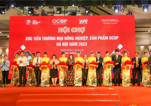 Tối 8-6, tại Trung tâm Thương mại Aeon Mall Hà Đông (Hà Nội) đã diễn ra lễ khai mạc Hội chợ xúc tiến thương mại nông nghiệp, sản phẩm OCOP Hà Nội năm 2023; hướng tới kỷ niệm 50 năm quan hệ ngoại giao Việt Nam-Nhật Bản.