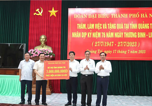 Chiều 17-7, nhân chuyến hành trình miền Trung tri ân các anh hùng liệt sĩ, Đoàn công tác thành phố Hà Nội do đồng chí Đinh Tiến Dũng, Ủy viên Bộ Chính trị, Bí thư Thành ủy, Trưởng đoàn đại biểu Quốc hội thành phố dẫn đầu đã có buổi làm việc với Tỉnh ủy Quảng Trị.