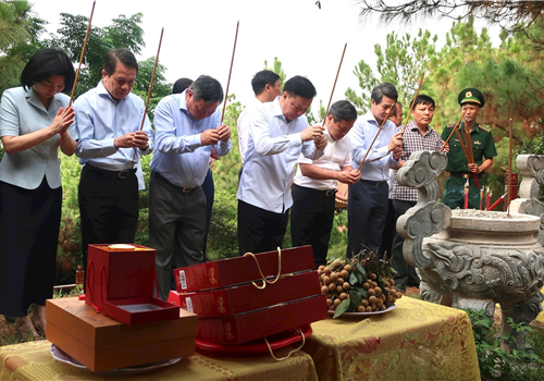 Ngày 18-7, nhân kỷ niệm 76 năm Ngày Thương binh - Liệt sĩ (27/7/1947-27/7/2023), Đoàn đại biểu Thành ủy, HĐND, UBND, Ủy ban MTTQ Việt Nam thành phố Hà Nội đã đến viếng Chủ tịch Hồ Chí Minh, Đại tướng Võ Nguyên Giáp và các anh hùng liệt sĩ tại các di tích miền Trung.