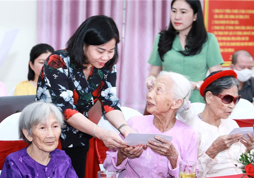 Nhân kỷ niệm 76 năm Ngày Thương binh - Liệt sĩ (27/7/1947 - 27/7/2023), chiều 18-7, Ủy viên Trung ương Đảng, Phó Bí thư Thường trực Thành ủy Hà Nội Nguyễn Thị Tuyến đến thăm, tặng quà tri ân người có công với cách mạng, thân nhân liệt sĩ đang được chăm sóc, nuôi dưỡng tại Trung tâm Nuôi dưỡng và Điều dưỡng người có công số 2 Hà Nội.

