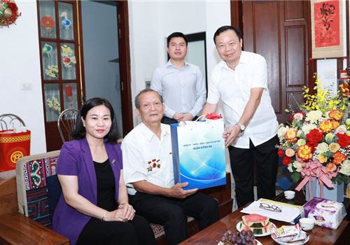 Nhân kỷ niệm 76 năm Ngày Thương binh - Liệt sĩ (27/7/1947 - 27/7/2023), sáng 19-7, Ủy viên Trung ương Đảng, Phó Bí thư Thường trực Thành ủy Hà Nội Nguyễn Thị Tuyến đã thăm, tặng quà gia đình người có công với cách mạng tại phường Trung Liệt, quận Đống Đa, Hà Nội.