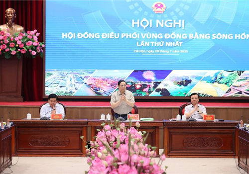 Sáng 20-7, tại trụ sở Thành ủy Hà Nội, đồng chí Phạm Minh Chính, Ủy viên Bộ Chính trị, Thủ tướng Chính phủ chủ trì Hội nghị lần đầu tiên của Hội đồng điều phối Vùng đồng bằng sông Hồng.

