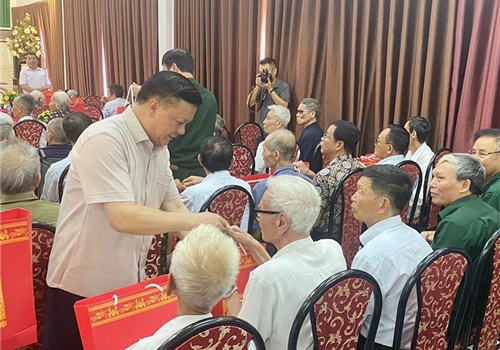 Chiều 21-7, đồng chí Đinh Tiến Dũng, Ủy viên Bộ Chính trị, Bí thư Thành ủy, Trưởng đoàn đại biểu Quốc hội thành phố Hà Nội đã đến thăm, tặng quà tại Trung tâm Điều dưỡng người có công số II Hà Nội (phường Biên Giang, quận Hà Đông). 