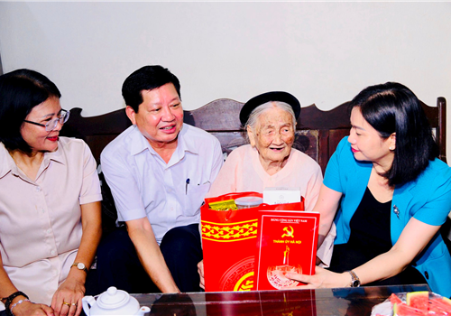 Nhân kỷ niệm 76 năm Ngày Thương binh - Liệt sĩ  (27/7/1947 – 27/7/2023), sáng 24-7, Ủy viên Trung ương Đảng, Phó Bí thư Thường trực Thành ủy Hà Nội Nguyễn Thị Tuyến đã tới thăm, tặng quà gia đình người có công với cách mạng tại huyện Thanh Trì, Gia Lâm. 

