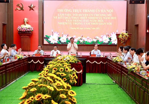 Sáng 26-7, tại thị trấn Chúc Sơn, huyện Chương Mỹ, đồng chí Đinh Tiến Dũng, Ủy viên Bộ Chính trị, Bí thư Thành ủy, Trưởng đoàn đại biểu Quốc hội thành phố chủ trì cuộc làm việc của Thường trực Thành ủy Hà Nội với Huyện ủy Chương Mỹ về tình hình, kết quả thực hiện nhiệm vụ xây dựng Đảng, hệ thống chính trị, phát triển kinh tế - xã hội, bảo đảm quốc phòng, an ninh trên địa bàn huyện năm 2022, 6 tháng đầu năm 2023 và nhiệm vụ trọng tâm thời gian tới.

