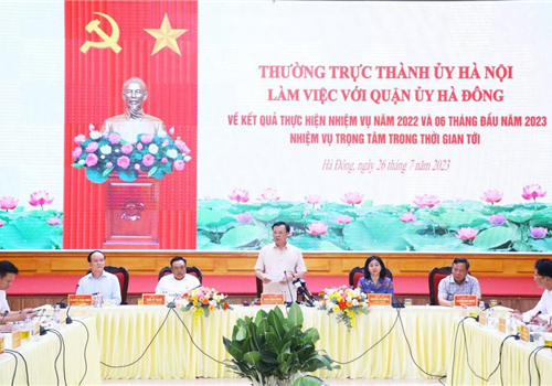 Chiều 26-7, đồng chí Đinh Tiến Dũng, Ủy viên Bộ Chính trị, Bí thư Thành ủy, Trưởng đoàn đại biểu Quốc hội thành phố chủ trì cuộc làm việc của Thường trực Thành ủy Hà Nội với Quận ủy Hà Đông về tình hình, kết quả thực hiện nhiệm vụ xây dựng Đảng, hệ thống chính trị, phát triển kinh tế - xã hội, bảo đảm quốc phòng, an ninh trên địa bàn quận năm 2022, 6 tháng đầu năm 2023 và nhiệm vụ trọng tâm thời gian tới.
