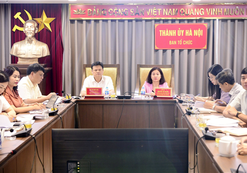 Sáng 26-7, Ban Tổ chức Trung ương tổ chức hội nghị trực tuyến quán triệt, triển khai thực hiện các văn bản mới của Trung ương về công tác tổ chức xây dựng Đảng. Ủy viên Bộ Chính trị, Thường trực Ban Bí thư, Trưởng ban Tổ chức Trung ương Trương Thị Mai chủ trì hội nghị. Tham dự hội nghị tại điểm cầu Thành ủy Hà Nội có Ủy viên Trung ương Đảng, Phó Bí thư Thường trực Thành ủy Nguyễn Thị Tuyến; Ủy viên Ban Thường vụ Thành ủy, Trưởng ban Tổ chức Thành ủy Vũ Đức Bảo.


