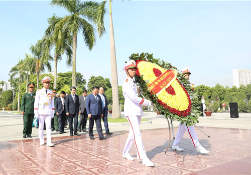 Sáng 27-7, Đoàn đại biểu thành phố Hà Nội do đồng chí Đinh Tiến Dũng, Ủy viên Bộ Chính trị, Bí thư Thành ủy Hà Nội dẫn đầu cũng đã đặt vòng hoa, dâng hương tưởng niệm các Anh hùng liệt sĩ, vào Lăng viếng Chủ tịch Hồ Chí Minh và dâng hương tại Nghĩa trang Mai Dịch.