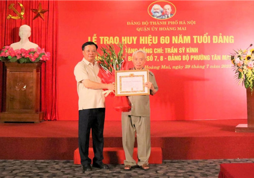 Uỷ viên Bộ Chính trị, Bí thư thành uỷ Đinh Tiến Dũng đã trao Huy hiệu 60 năm tuổi Đảng đối với đảng viên Trần Sỹ Kình, đang sinh hoạt tại đảng bộ phường Tân Mai, quận Hoàng Mai.
