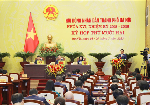 Phát biểu tại phiên khai mạc, Bí thư Thành ủy Đinh Tiến Dũng đề nghị các đại biểu đi sâu, làm rõ tính hiệu quả, các giải pháp đột phá để triển khai nhanh, giải phóng các "nút thắt" về hạ tầng, thể chế và phát huy tính năng động, sáng tạo, tự chủ của cơ sở. Người đứng đầu Đảng bộ Thành phố cũng nhấn mạnh, những kết quả quan trọng trong phát triển kinh tế xã hội của Hà Nội từ đầu nhiệm kỳ đến nay nhờ phát huy tinh thần “Kỷ cương, trách nhiệm, hành động, sáng tạo, phát triển”. Thành ủy đã chỉ đạo tiếp tục thực hiện nghiêm nguyên tắc tập trung dân chủ, quyết liệt, khẩn trương, linh hoạt, có trọng tâm, trọng điểm, nâng cao hiệu quả giải quyết công việc; quy tụ đoàn kết, tạo động lực và phát huy trí tuệ tập thể trong lãnh đạo, chỉ đạo thực hiện các nhiệm vụ chính trị của thành phố.