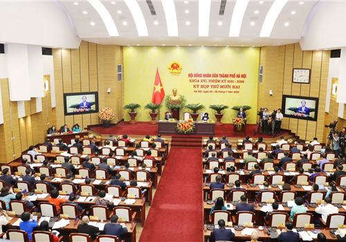 Thực hiện Luật Tổ chức chính quyền địa phương, hôm nay, HĐND Thành phố Hà Nội khóa XVI, nhiệm kỳ 2021-2026 tổ chức kỳ họp thứ 12  - kỳ họp thường lệ giữa năm để thực hiện các nội dung quan trọng thuộc thẩm quyền. Tham dự kỳ họp có đồng chí Vương Đình Huệ, Uỷ viên Bộ Chính trị, Chủ tịch Quốc hội; đồng chí Đinh Tiến Dũng, Uỷ viên Bộ Chính trị, Bí thư Thành uỷ, Trưởng đoàn đại biểu Quốc hội thành phố; đồng chí Nguyễn Thị Tuyến, Uỷ viên Trung ương Đảng, Phó Bí thư Thường trực thành uỷ; đồng chí Trần Sỹ Thanh, Uỷ viên Trung ương Đảng, Phó Bí thư Thành uỷ, Chủ tịch UBND thành phố; đồng chí Nguyễn Ngọc Tuấn, Phó Bí thư Thành uỷ, Chủ tịch HĐND thành phố; đồng chí Nguyễn Văn Phong, Phó Bí thư Thành uỷ; đồng chí Nguyễn Lan Hương, Uỷ viên Ban Thường vụ Thành uỷ, Chủ tịch Uỷ ban MTTQ Việt Nam thành phố.

