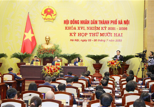 Phát biểu chỉ đạo tại Kỳ họp thứ 12 HĐND thành phố, Chủ tịch Quốc hội Vương Đình Huệ ghi nhận, đánh giá rất cao quyết tâm chính trị, nỗ lực phấn đấu của Đảng bộ, chính quyền và nhân dân Thủ đô trong những năm qua đã chung sức đồng lòng, vượt qua khó khăn, thách thức của dịch bệnh Covid-19 đưa nền kinh tế vượt qua khó khăn, tiếp tục phục hồi và tăng trưởng. 
