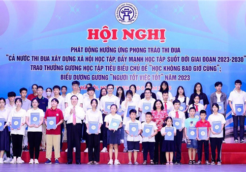 Sáng 12-8, Hội Khuyến học thành phố Hà Nội tổ chức hội nghị phát động hưởng ứng phong trào thi đua “Cả nước thi đua xây dựng xã hội học tập, đẩy mạnh học tập suốt đời giai đoạn 2023-2030”; trao thưởng gương học tập tiêu biểu; biểu dương gương “Người tốt - Việc tốt” năm 2023. Ủy viên Trung ương Đảng, Phó Bí thư Thường trực Thành ủy Nguyễn Thị Tuyến; Phó Chủ tịch kiêm Tổng thư ký Trung ương hội Khuyến học Việt Nam Lê Mạnh Hùng tham dự Hội nghị.