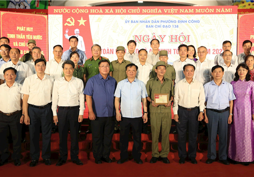 Tối 14-8, đồng chí Đinh Tiến Dũng, Ủy viên Bộ Chính trị, Bí thư Thành ủy, Trưởng đoàn đại biểu Quốc hội thành phố Hà Nội tới dự Ngày hội toàn dân bảo vệ an ninh Tổ quốc tại phường Định Công, quận Hoàng Mai. Thứ trưởng Bộ Nội vụ Vũ Chiến Thắng; đại diện Bộ Công an; các Ủy viên Ban Thường vụ Thành ủy: Trưởng ban Nội chính Thành ủy Nguyễn Quang Đức, Trung tướng - Giám đốc Công an thành phố Nguyễn Hải Trung; lãnh đạo quận, phường và nhân dân địa phương tham dự ngày hội.

