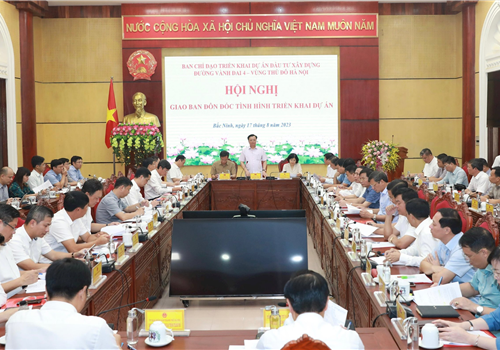 Sáng 17-8, tại trụ sở HĐND - UBND tỉnh Bắc Ninh, Ban Chỉ đạo thực hiện Dự án đầu tư xây dựng đường Vành đai 4 - Vùng Thủ đô Hà Nội họp giao ban tháo gỡ khó khăn, vướng mắc, đôn đốc tình hình thực hiện dự án. Đồng chí Đinh Tiến Dũng, Ủy viên Bộ Chính trị, Bí thư Thành ủy, Trưởng đoàn đại biểu Quốc hội thành phố Hà Nội, Trưởng ban Chỉ đạo chủ trì hội nghị.