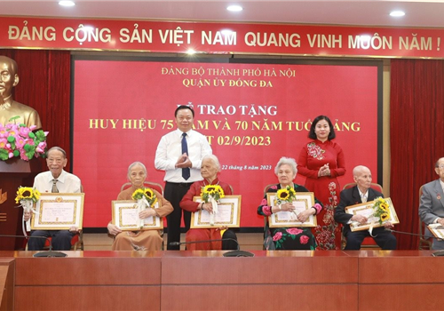 Sáng 22-8, Quận ủy Đống Đa tổ chức Lễ trao Huy hiệu Đảng đợt 2-9 tặng các đảng viên trên địa bàn. Ủy viên Trung ương Đảng, Phó Bí thư Thường trực Thành ủy Hà Nội Nguyễn Thị Tuyến dự và trao Huy hiệu Đảng tặng các đảng viên 75 năm và 70 năm tuổi Đảng.

