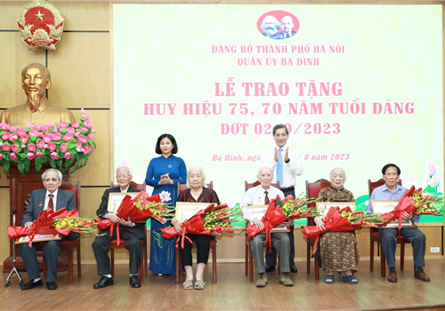 Chiều 23-8, Quận ủy Ba Đình đã tổ chức Lễ trao Huy hiệu Đảng đợt 2-9 tặng các đảng viên trên địa bàn. Ủy viên Trung ương Đảng, Phó Bí thư Thường trực Thành ủy Hà Nội Nguyễn Thị Tuyến dự và trao Huy hiệu Đảng tặng các đảng viên 75 năm và 70 năm tuổi Đảng.