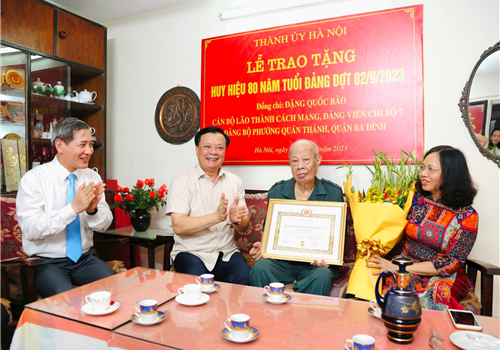 Chiều 25-8, đồng chí Đinh Tiến Dũng, Ủy viên Bộ Chính trị, Bí thư Thành ủy, Trưởng đoàn đại biểu Quốc hội thành phố Hà Nội đã đến nhà riêng, trao Huy hiệu 80 năm tuổi Đảng tặng 2 đảng viên lão thành thuộc Đảng bộ quận Ba Đình và Đảng bộ quận Đống Đa.

