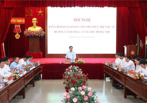 Sáng 3-8, tại huyện Thanh Oai, đồng chí Đinh Tiến Dũng, Ủy viên Bộ Chính trị, Bí thư Thành ủy, Trưởng đoàn đại biểu Quốc hội thành phố Hà Nội, Trưởng ban Chỉ đạo thực hiện Dự án đầu tư xây dựng đường Vành đai 4 - Vùng Thủ đô Hà Nội, chủ trì hội nghị giao ban tiến độ triển khai Dự án đường Vành đai 4 - Vùng Thủ đô trên địa bàn thành phố.