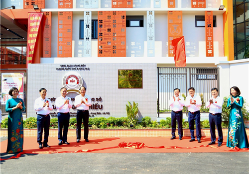 Sáng 31-8, đồng chí Đinh Tiến Dũng, Ủy viên Bộ Chính trị, Bí thư Thành ủy, Trưởng đoàn đại biểu Quốc hội thành phố Hà Nội đã tới dự lễ gắn biển cụm công trình chào mừng kỷ niệm 78 năm Quốc khánh nước Cộng hòa xã hội chủ nghĩa Việt Nam (2/9/1945 - 2/9/2023) và kỷ niệm 20 năm thành lập quận Long Biên (6/11/2003 - 6/11/2023).