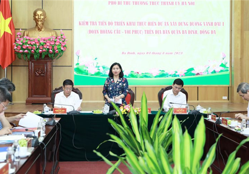 Sáng 4-8, Ủy viên Trung ương Đảng, Phó Bí thư Thường trực Thành ủy Hà Nội Nguyễn Thị Tuyến kiểm tra tiến độ triển khai thực hiện dự án xây dựng đường Vành đai 1 (đoạn Hoàng Cầu - Voi Phục) trên địa bàn các quận Ba Đình, Đống Đa. Cùng đi có Phó Chủ tịch HĐND thành phố Phạm Quí Tiên, Phó Chủ tịch UBND thành phố Dương Đức Tuấn.
