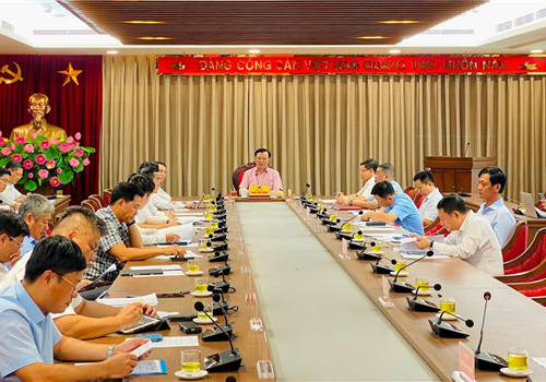 Chiều 12-9, chủ trì giao ban Ban Chỉ đạo thực hiện Dự án đầu tư xây dựng đường Vành đai 4 - Vùng Thủ đô bàn giải pháp tháo gỡ vướng mắc về mỏ vật liệu cho dự án, đồng chí Đinh Tiến Dũng, Ủy viên Bộ Chính trị, Bí thư Thành ủy Hà Nội chỉ đạo tập trung cao độ giải quyết theo cơ chế đặc thù được Quốc hội và Chính phủ cho phép trong tháng 9 để bảo đảm tiến độ thi công dự án theo kế hoạch năm 2023.