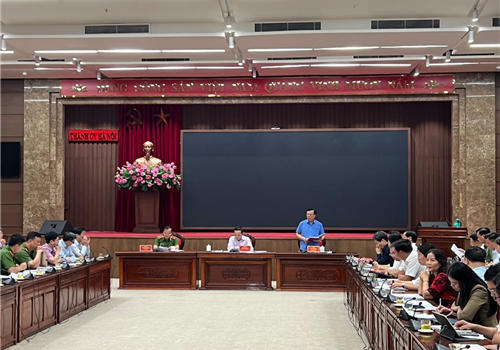 Về vụ cháy tại số nhà 37 ngách 29/70 phố Khương Hạ, phường Khương Đình, quận Thanh Xuân, Bí thư Thành ủy Đinh Tiến Dũng chỉ đạo đây là vụ việc đặc biệt nghiêm trọng, cần sự vào cuộc của cả hệ thống chính trị trong việc hỗ trợ những nạn nhân và những trường hợp bị ảnh hưởng do đám cháy.