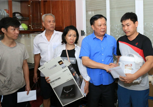 Chiều 13-9, Ủy viên Bộ Chính trị, Bí thư Thành ủy, Trưởng đoàn đại biểu Quốc hội thành phố Hà Nội Đinh Tiến Dũng đã đến thăm hỏi, động viên và trao quà hỗ trợ các nạn nhân vụ cháy chung cư mini tại phường Khương Đình, quận Thanh Xuân.
