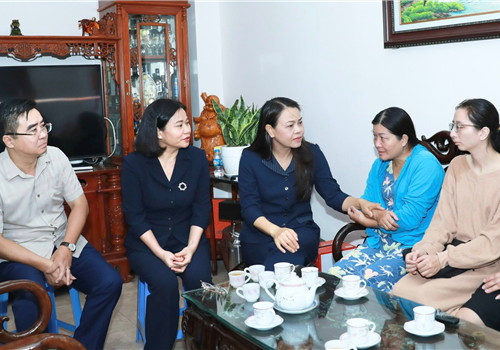Sáng 14-9, Ủy viên Trung ương Đảng, Phó Bí thư Thường trực Thành ủy Hà Nội Nguyễn Thị Tuyến đã đến thăm hỏi, động viên và trao quà hỗ trợ các nạn nhân vụ cháy chung cư mini tại phường Khương Đình, quận Thanh Xuân.