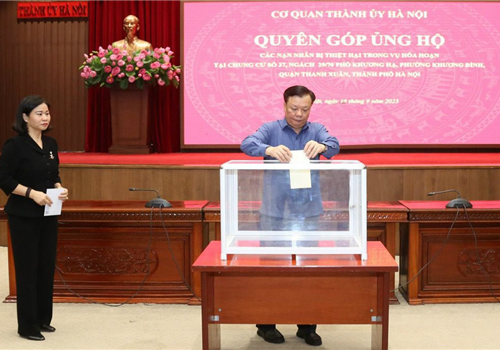 Cơ quan Thành uỷ Hà Nội đã tổ chức quyên góp ủng hộ các nạn nhân bị thiệt hại trong vụ hoả hoạn tại chung cư mini phố Khương Hạ, phường Khương Đình, quận Thanh Xuân.