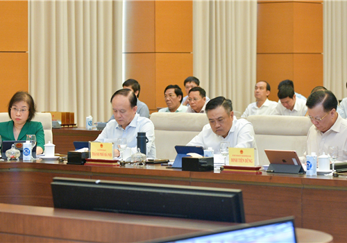Dưới sự chủ trì của Uỷ viên Bộ Chính trị, Chủ tịch Quốc hội Vương Đình Huệ, Ủy ban Thường vụ Quốc hội đã cho ý kiến về dự án Luật Thủ đô (sửa đổi). Tham dự phiên họp có Ủy viên Bộ Chính trị, Bí thư Thành ủy, Trưởng đoàn đại biểu Quốc hội thành phố Đinh Tiến Dũng; Ủy viên Trung ương Đảng, Phó Bí thư Thành ủy, Chủ tịch UBND thành phố Trần Sỹ Thanh; Phó Bí thư Thành ủy, Chủ tịch HĐND thành phố, Phó Trưởng đoàn đại biểu Quốc hội thành phố Nguyễn Ngọc Tuấn.
