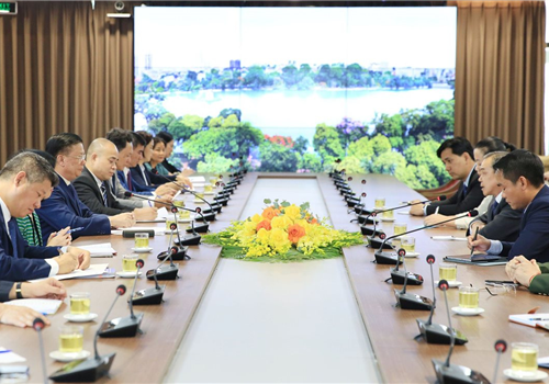 Chiều 20-9, Ủy viên Bộ Chính trị, Bí thư Thành ủy, Trưởng đoàn đại biểu Quốc hội thành phố Hà Nội Đinh Tiến Dũng đã tiếp Đại sứ Lào tại Việt Nam Sengphet Houngboungnuang tới chào từ biệt nhân dịp kết thúc nhiệm kỳ.

