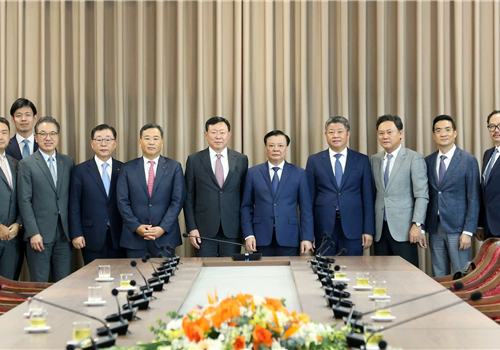 Chiều 22-9, Ủy viên Bộ Chính trị, Bí thư Thành ủy, Trưởng đoàn Đại biểu Quốc hội thành phố Hà Nội Đinh Tiến Dũng đã tiếp và làm việc với Chủ tịch Tập đoàn Lotte (Hàn Quốc) Shin Dong-bin.

