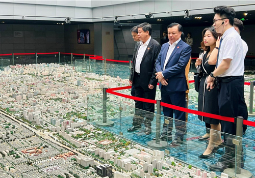 Bí thư Thành ủy Đinh Tiến Dũng và Đoàn đại biểu cấp cao Thành phố Hà Nội đã đi thăm một số mô hình, tham khảo công tác quản lý, vận hành và phát triển đô thị tại thành phố Bắc Kinh. 
