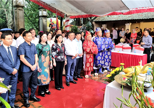Ngày 28-9 (tức ngày 14 tháng 8 âm lịch), tại đền thờ và lăng Ngô Quyền ở thôn Cam Lâm, xã Đường Lâm, Thị ủy, HĐND, UBND thị xã Sơn Tây trang trọng tổ chức Lễ dâng hương nhân 1079 năm ngày mất Đức vua Ngô Quyền (944-2023).
