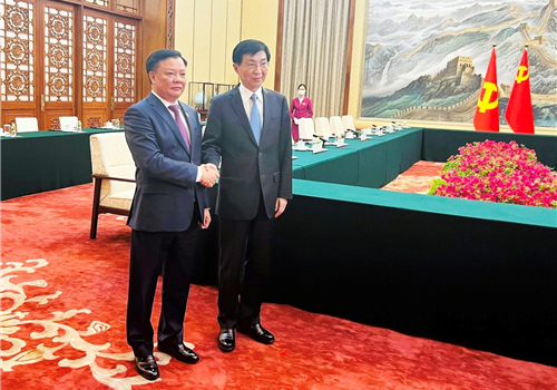 Trong khuôn khổ chuyến thăm và làm việc tại nước Cộng hòa nhân dân Trung Hoa, đồng chí Đinh Tiến Dũng, Ủy viên Bộ Chính trị, Bí thư Thành ủy, Trưởng đoàn đại biểu Quốc hội Thành phố dẫn đầu Đoàn đại biểu cấp cao thành phố Hà Nội đã đến chào xã giao đồng chí Vương Hộ Ninh, Ủy viên Thường vụ Bộ Chính trị Trung ương Đảng Cộng sản Trung Quốc, Chủ tịch Chính hiệp toàn quốc Trung Quốc. 
