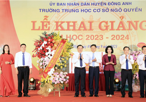 Sáng 5-9, trong không khí vui tươi của ngày đầu năm học mới 2023-2024 trên cả nước, đồng chí Đinh Tiến Dũng, Ủy viên Bộ Chính trị, Bí thư Thành ủy, Trưởng đoàn đại biểu Quốc hội thành phố Hà Nội tới dự lễ khai giảng tại Trường THCS Ngô Quyền, xã Đông Hội, huyện Đông Anh.