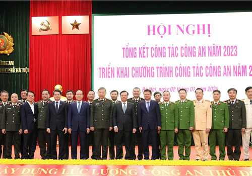 Sáng 2-1, Công an thành phố Hà Nội tổ chức hội nghị tổng kết công tác công an năm 2023, triển khai Chương trình công tác công an năm 2024. Đại tướng Tô Lâm, Ủy viên Bộ Chính trị, Bí thư Đảng ủy Công an Trung ương, Bộ trưởng Bộ Công an và đồng chí Đinh Tiến Dũng, Ủy viên Bộ Chính trị, Bí thư Thành ủy, Trưởng đoàn đại biểu Quốc hội thành phố Hà Nội; Phó Bí thư Thành ủy, Chủ tịch HĐND thành phố Nguyễn Ngọc Tuấn dự và chỉ đạo.